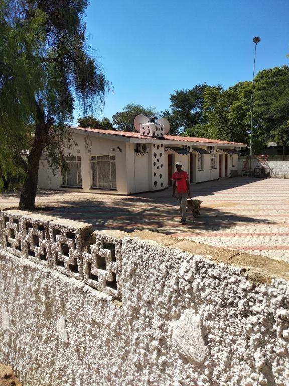 Brackendene Lodge Gaborone Bagian luar foto