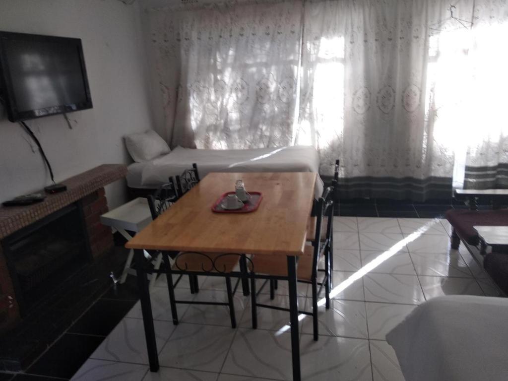 Brackendene Lodge Gaborone Bagian luar foto