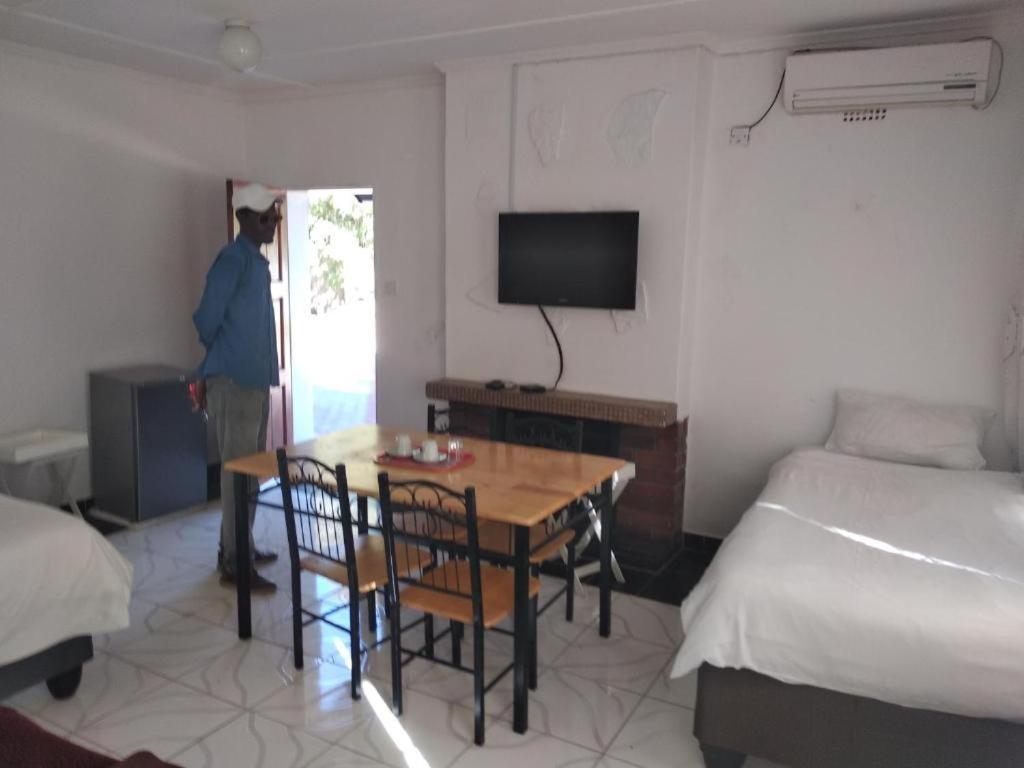 Brackendene Lodge Gaborone Bagian luar foto